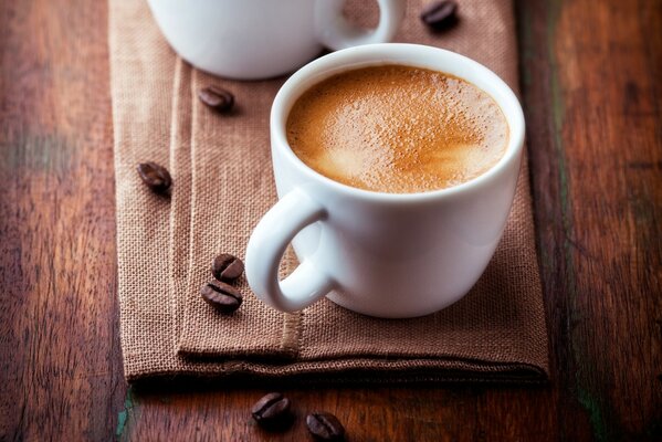 Tasse de café sur une serviette