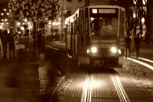 Viaje en un tranvía por la ciudad de la tarde