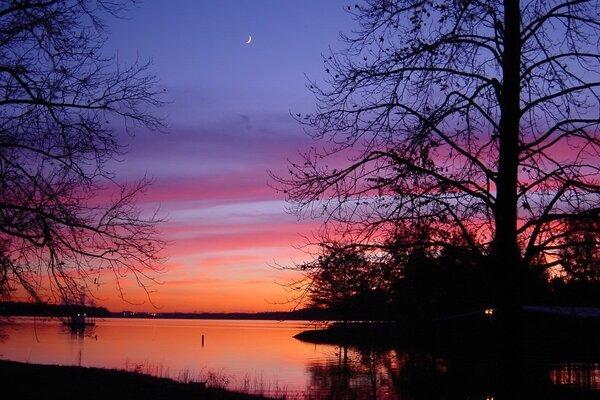 The light of the sun is reflected in the river