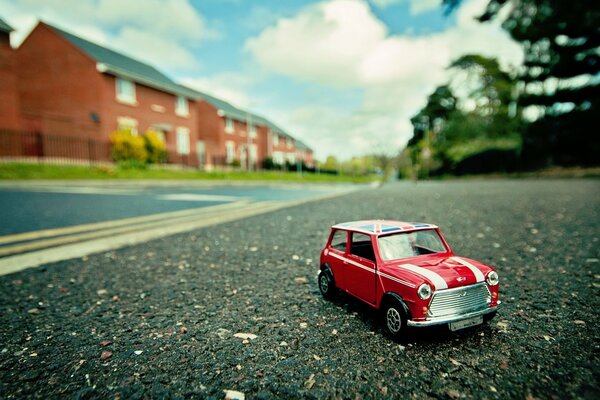 Macro foto de Mini coche de juguete rojo en el asfalto