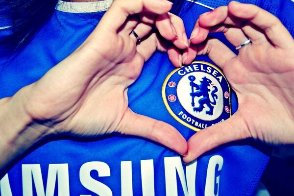 Coeur composé à la main sur le t-shirt du Chelsea FC