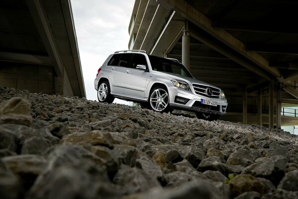 Mercedes Benz glk250 en el fondo del puente