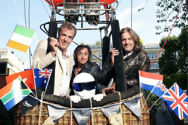 Miembros de top gear en una canasta de globos