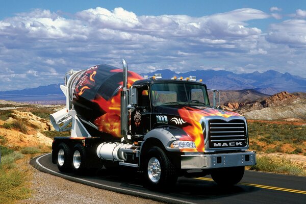 Camion di fuoco guida sulla strada