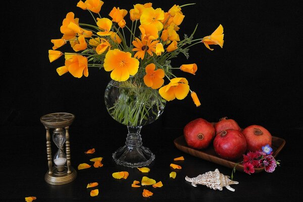 Auf einem schwarzen Hintergrund von Ihnen mit gelben Blüten in der Nähe von Granaten und einer Sanduhr