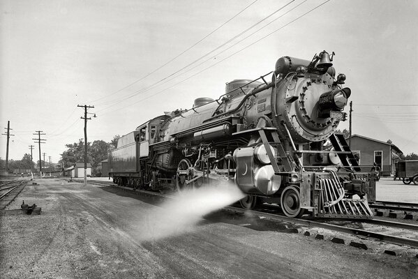 Eine Dampflokomotive, die vom Bahnhof abfährt