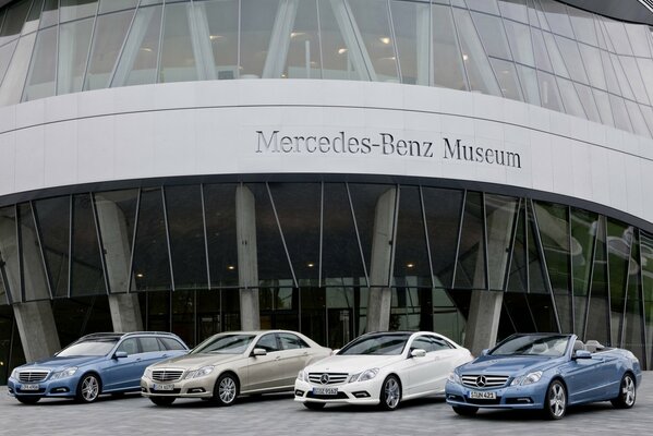 Ausstellung von Autos im Mercedes-Benz Museum