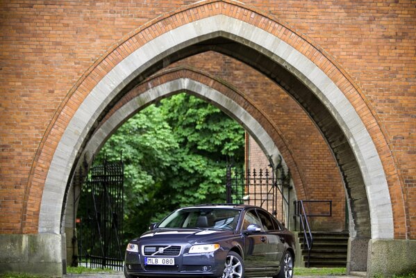 Unter dem Bogen der ungewöhnlichen Form hat das Auto des Volvo angehalten