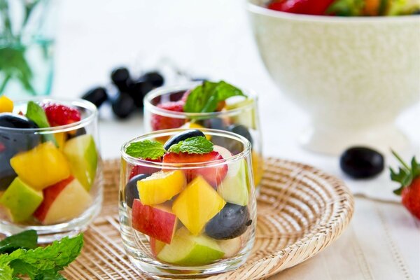 Sur un plateau de bols avec salade de fruits