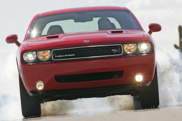 Dodge challenger rojo en velocidad