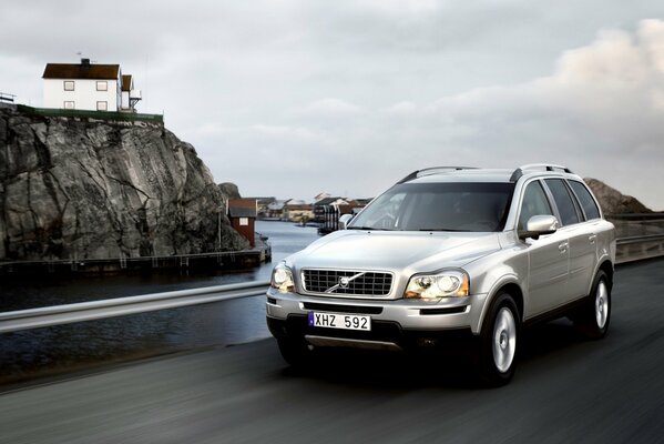 Coche Volvo gris en la carretera