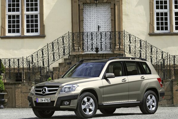 Máquina de Mercedes Benz glk320 cdi 4MATIC cerca del edificio