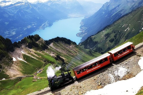 Paravoz va dans les montagnes devant le lac