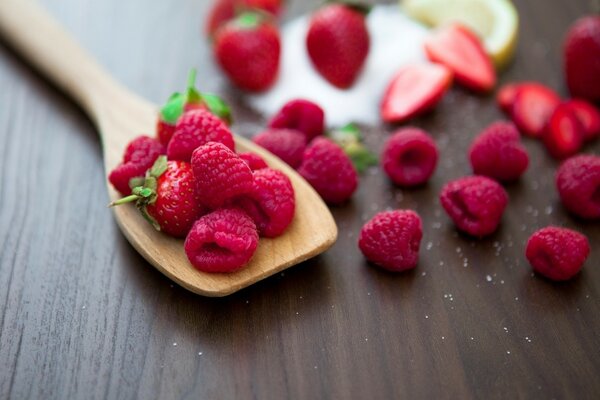 Frische Himbeerbeere auf dem Tisch