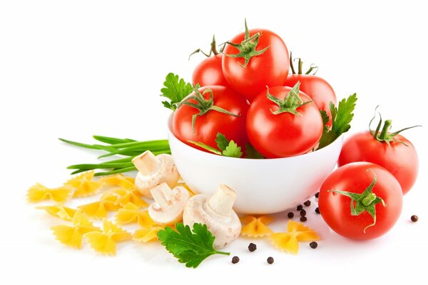 Tomates avec des légumes verts dans un bol blanc