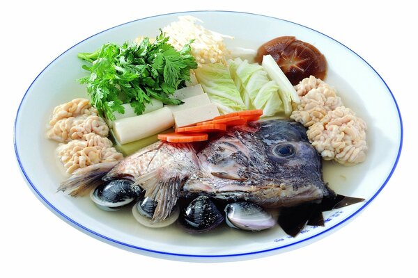 En un plato de mariscos con cabeza de pescado