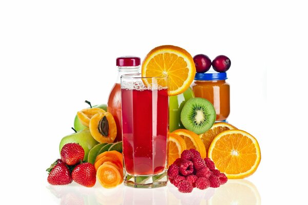 Jus naturel de fruits dans une bouteille