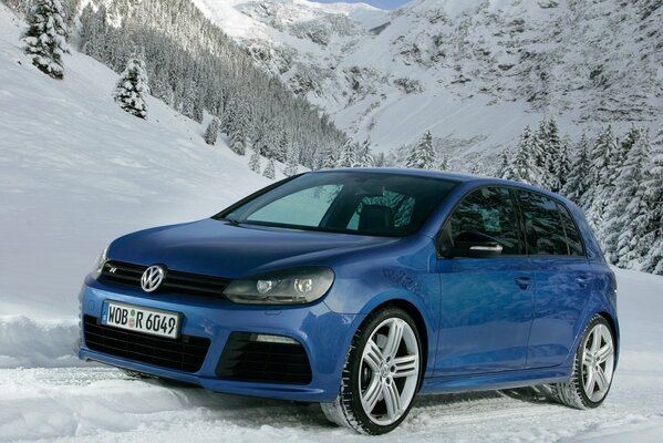 Golf azul en las montañas nevadas