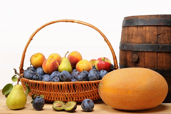 Panier de fruits à côté du baril