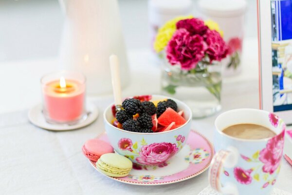 Postre de fruta con galletas de color