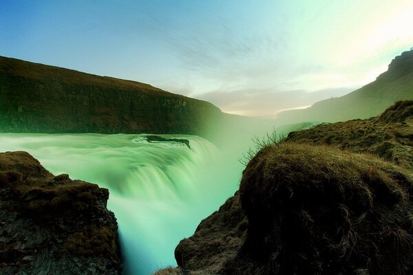 Ungewöhnlicher Wasserfall im grünen Licht