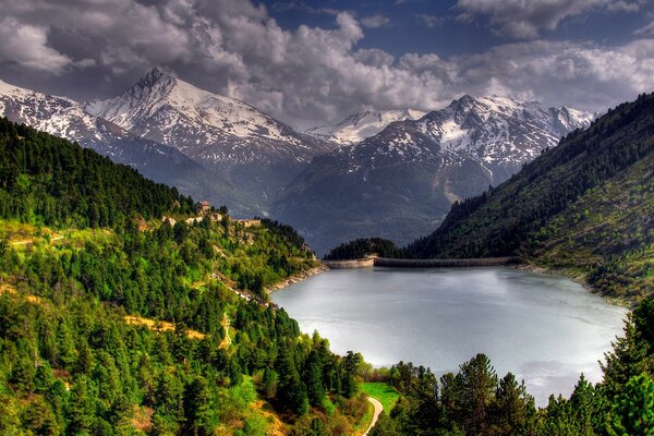 Ein Bergsee inmitten des Grüns der Bäume