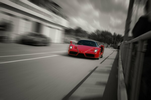 Roter Ferrari unter der schwülen Sonne