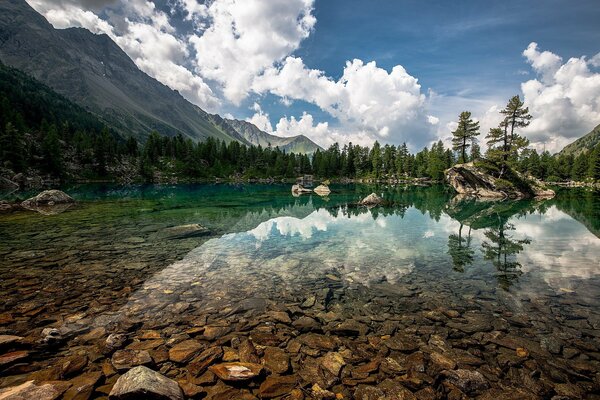 Lac dans les montagnes avec de l eau claire