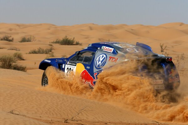 Fliegende Rallye-Rennen im Sand