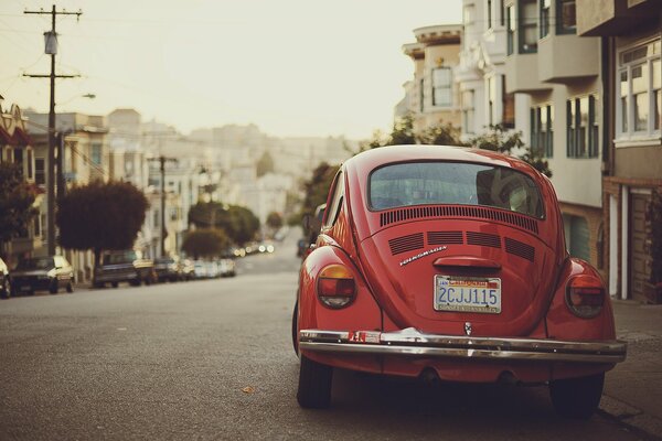 Escarabajo rojo estacionado en California