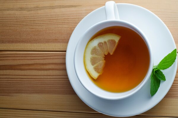 Taza de té de limón y menta