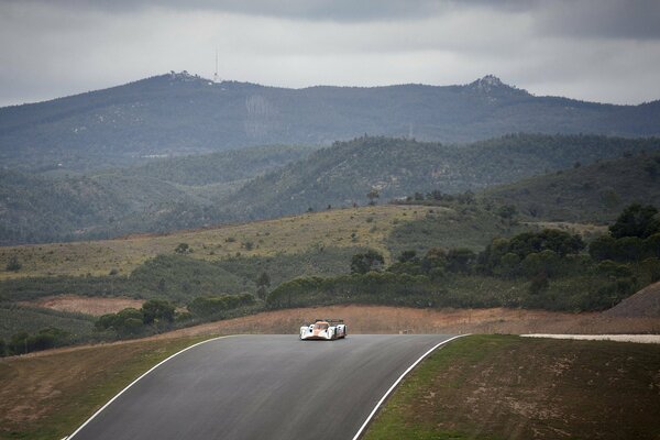 Photo aston martin speed on the road