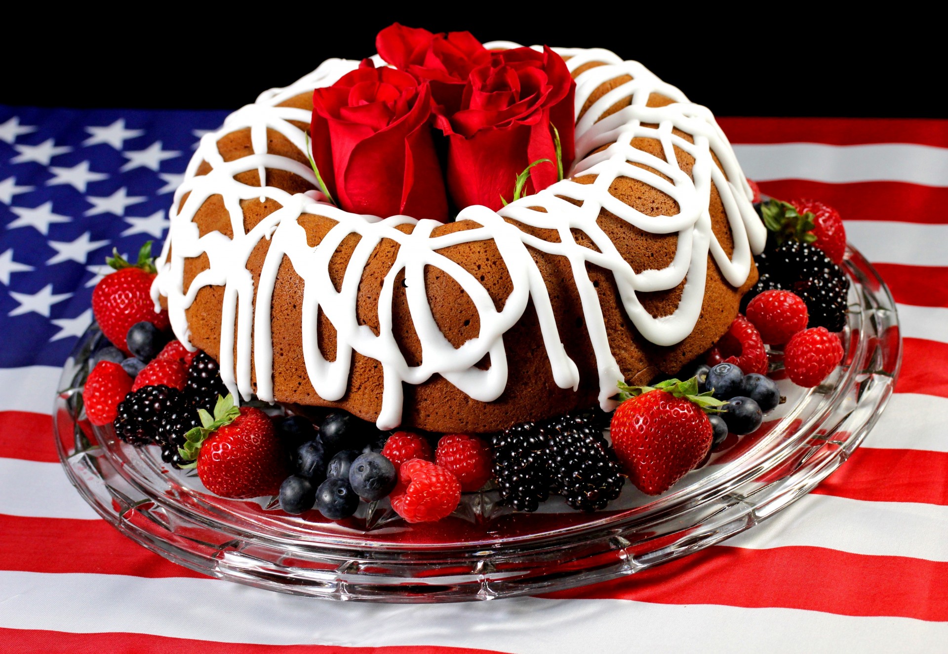 schokolade vollbild erdbeere himbeere rot kuchen blumen creme amerika-flagge essen tapete hintergrund widescreen rose blaubeere