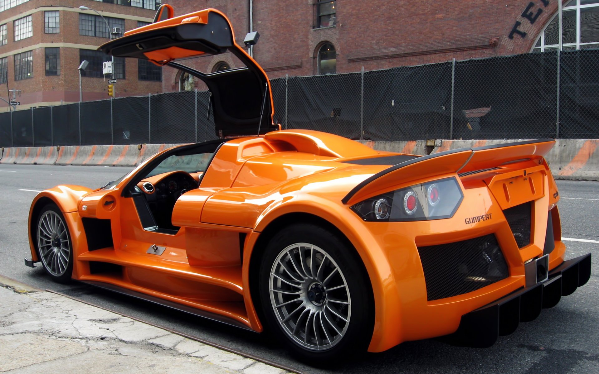 gumpert apollo orange drive