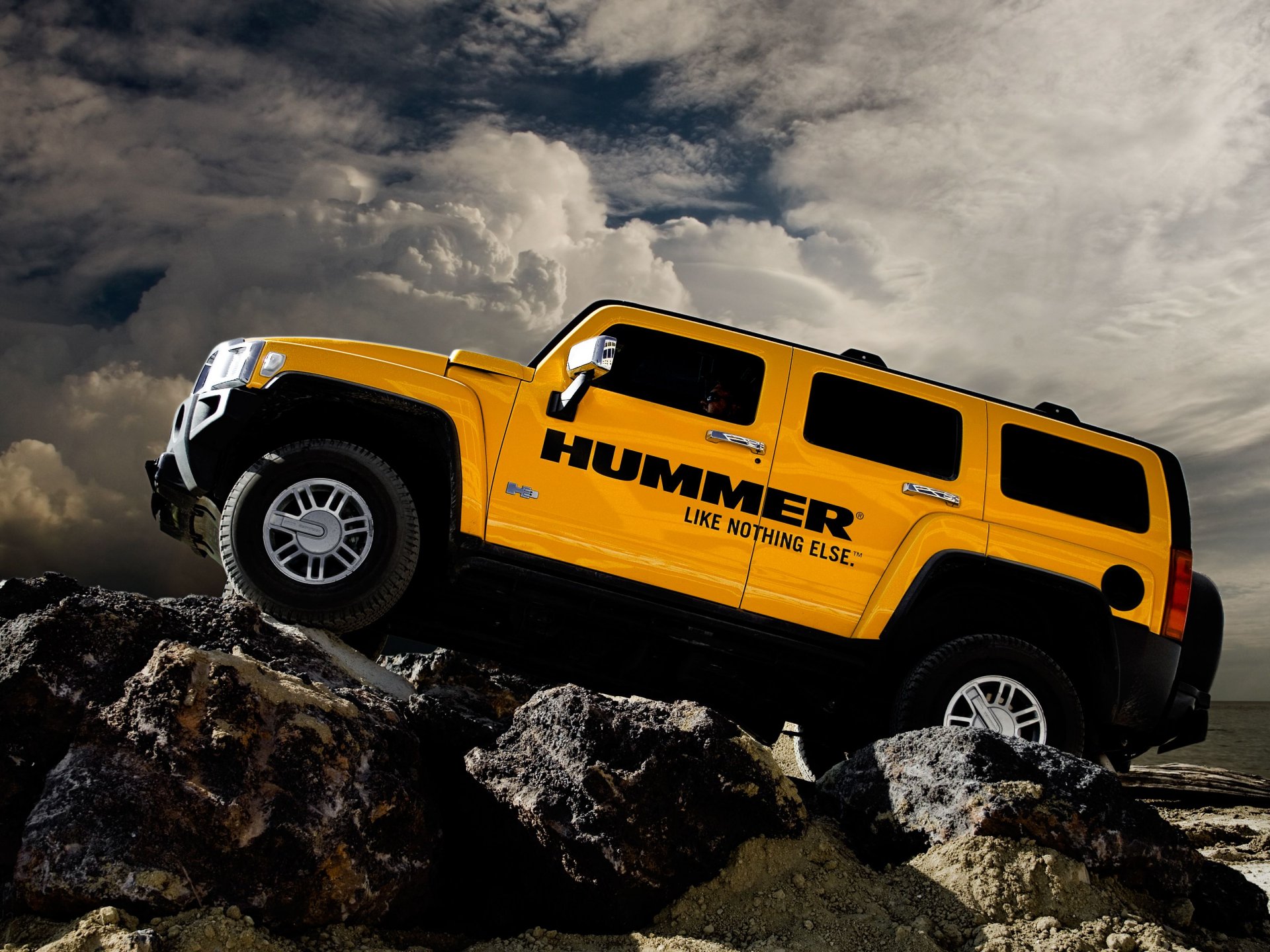 hummer pietre nuvole