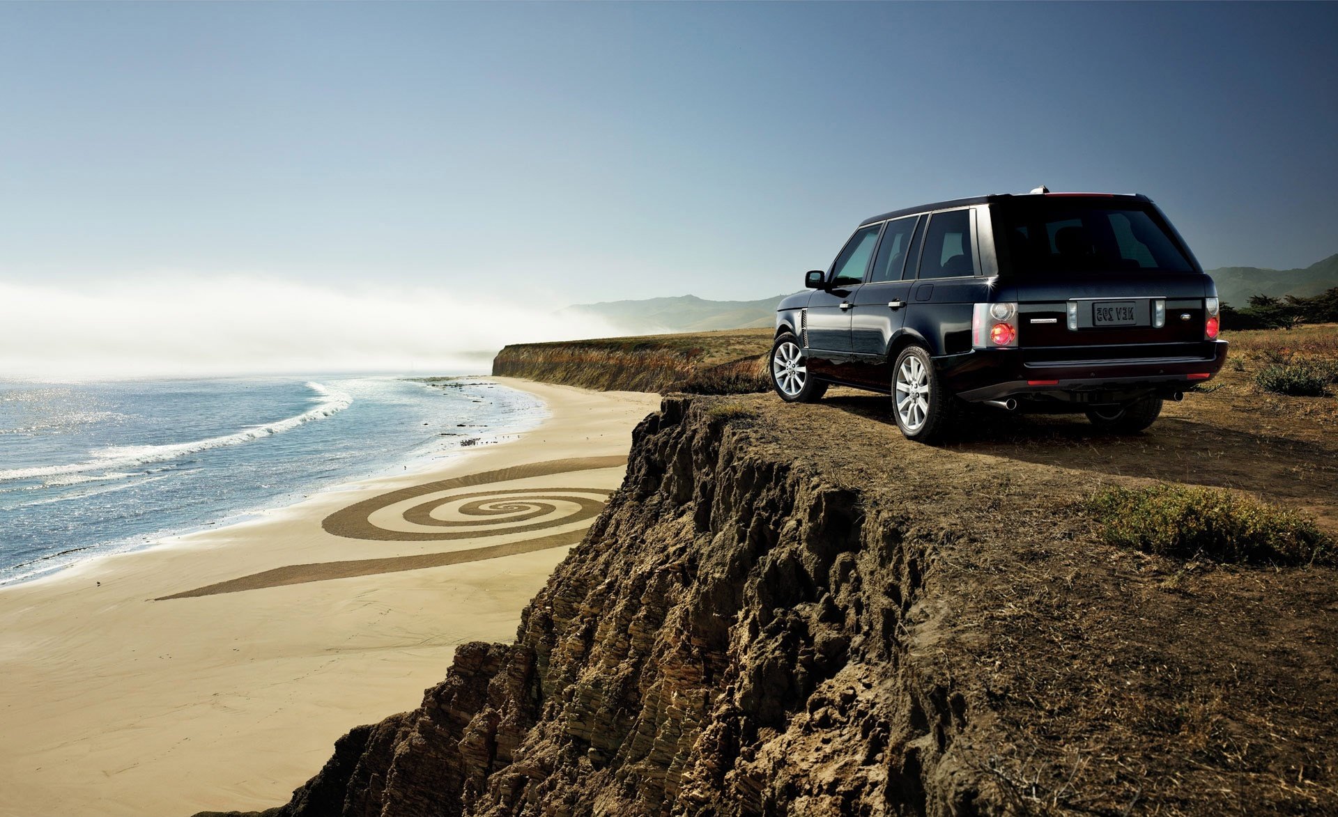 range rover voitures roches plage sable brouettes voitures voitures avec des voitures ciel roches mer océan eau jeep altitude côte herbe