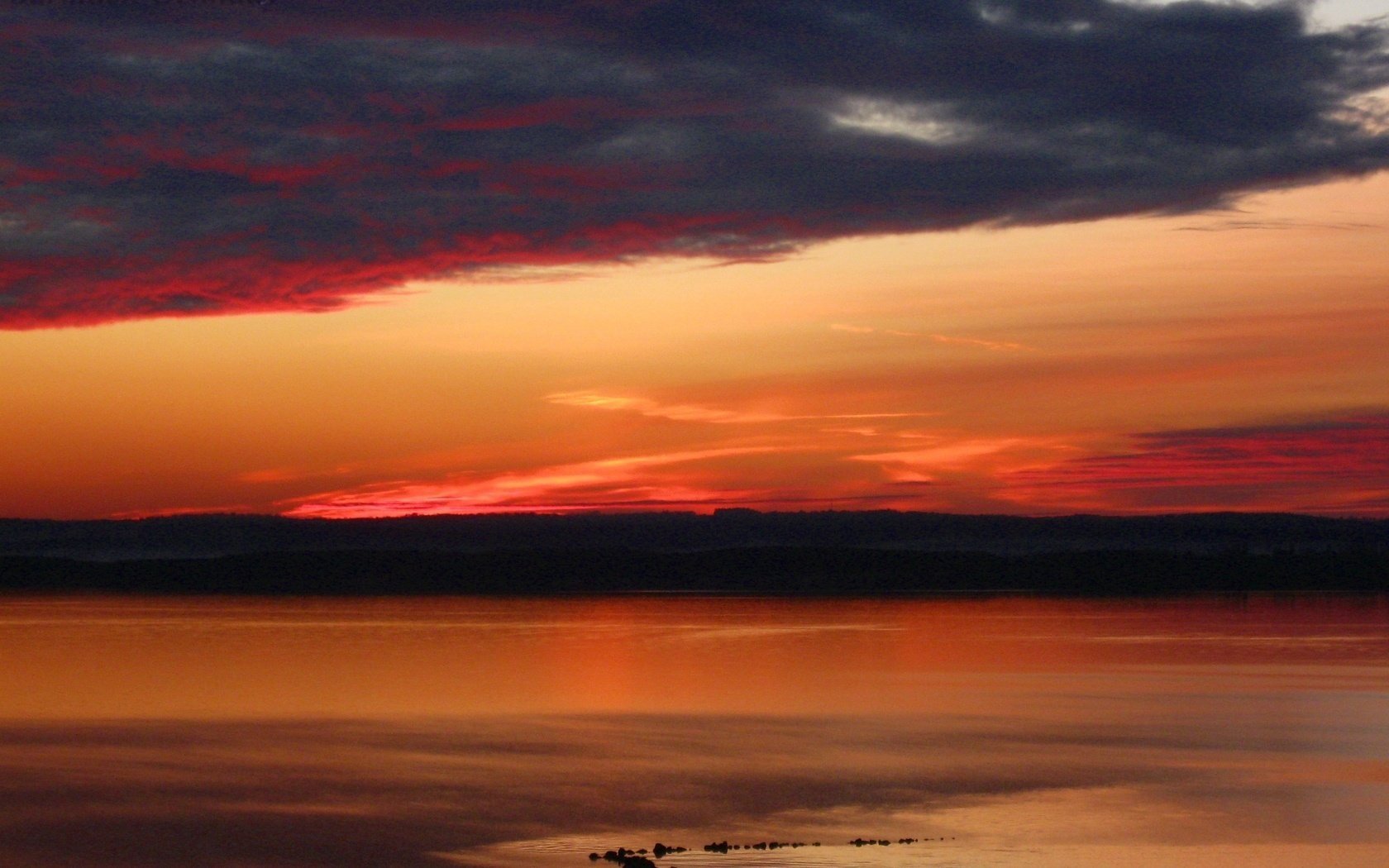 puesta de sol río nubes