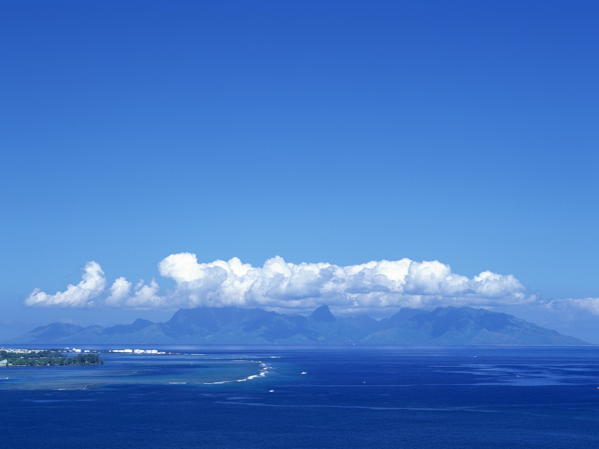 nuages montagnes île mer