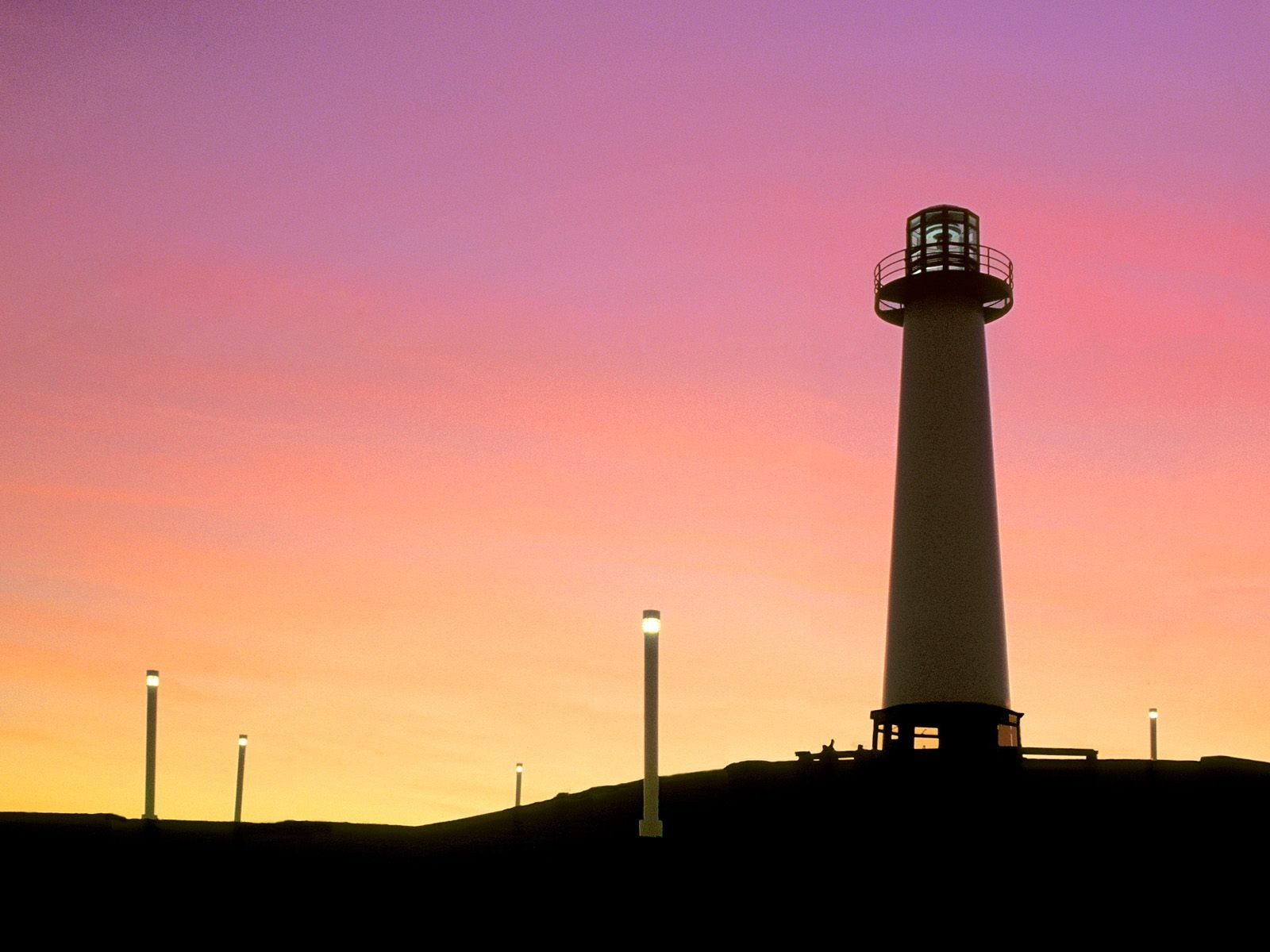 phare coucher de soleil lanternes