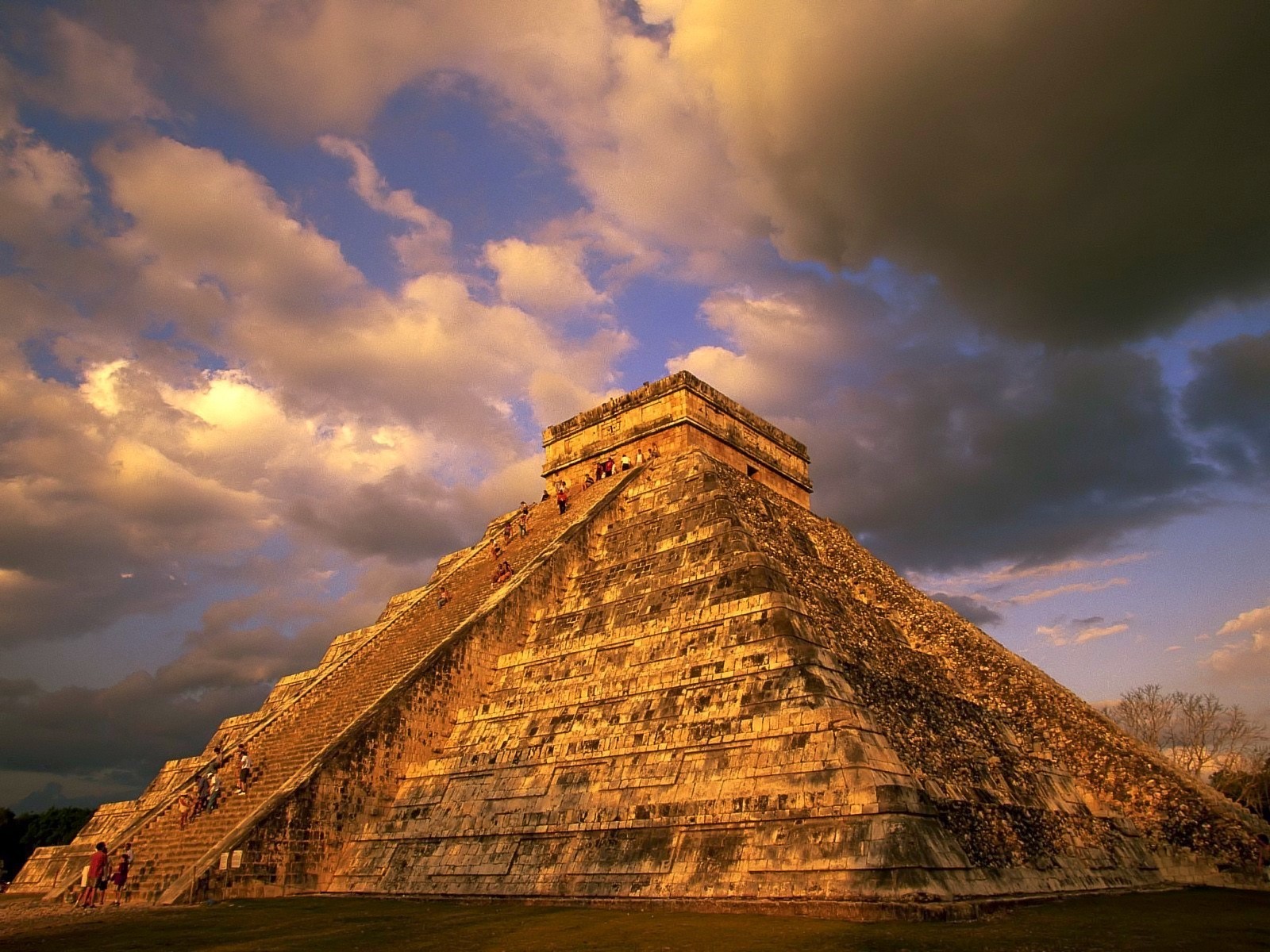 pirámide maya nubes