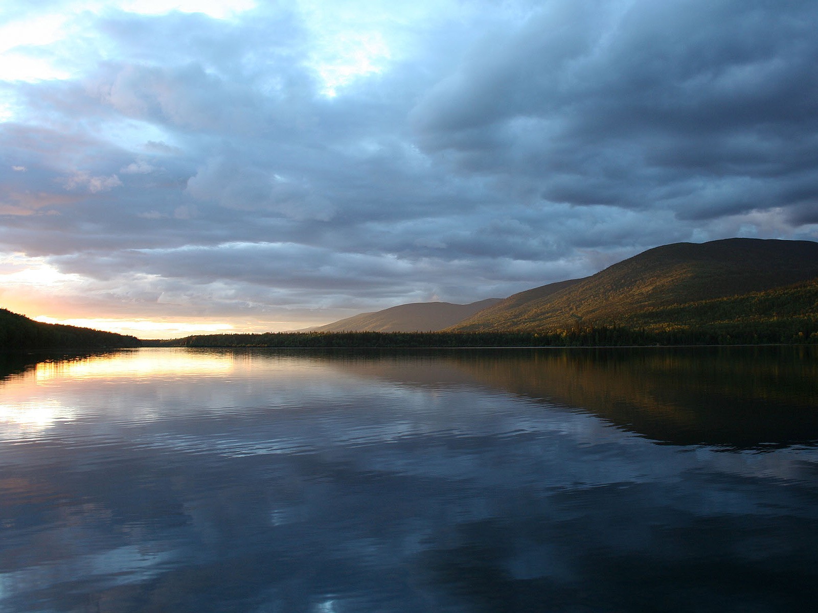 montaña lago reflexión nubes