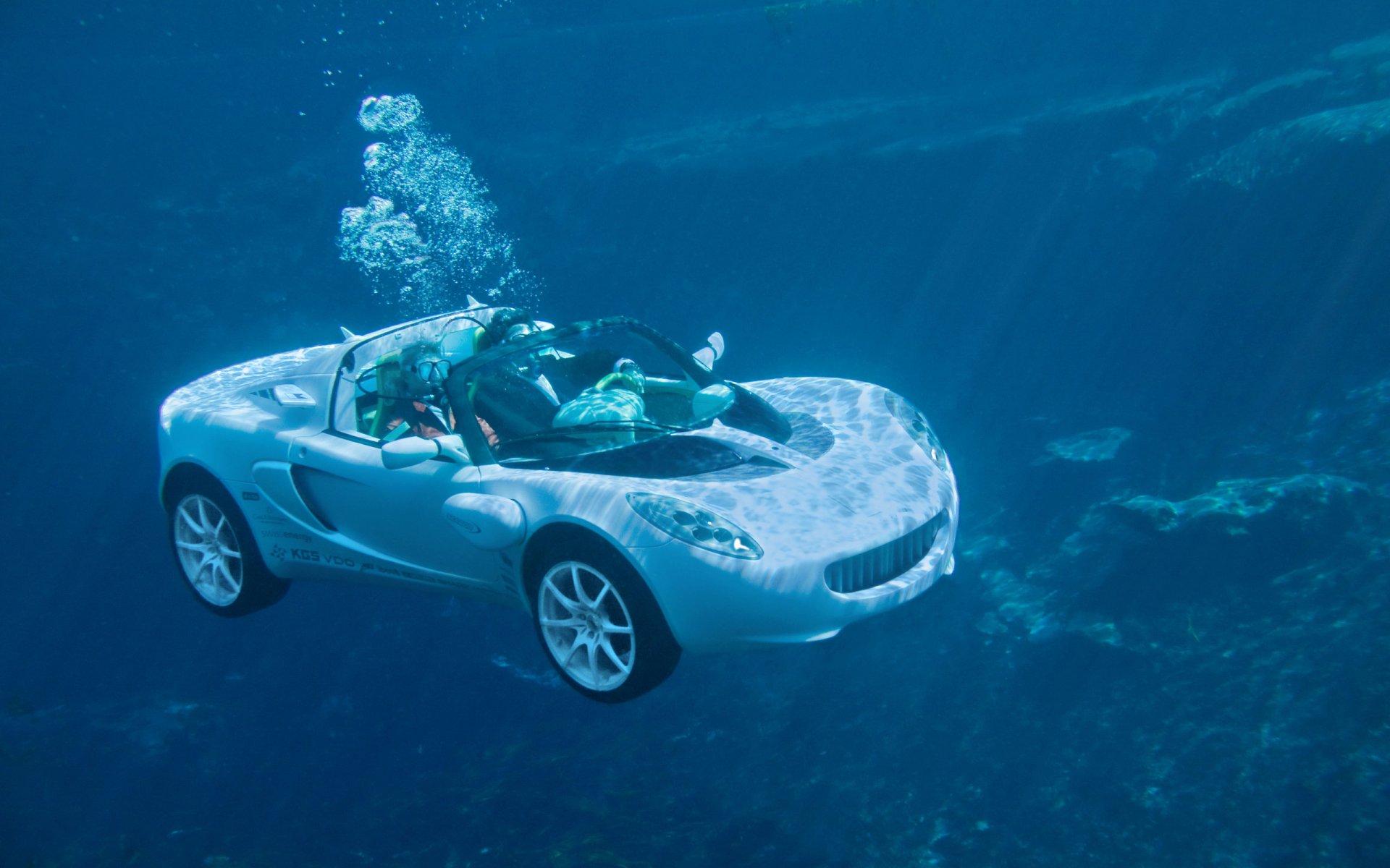 bajo el agua coche buzo