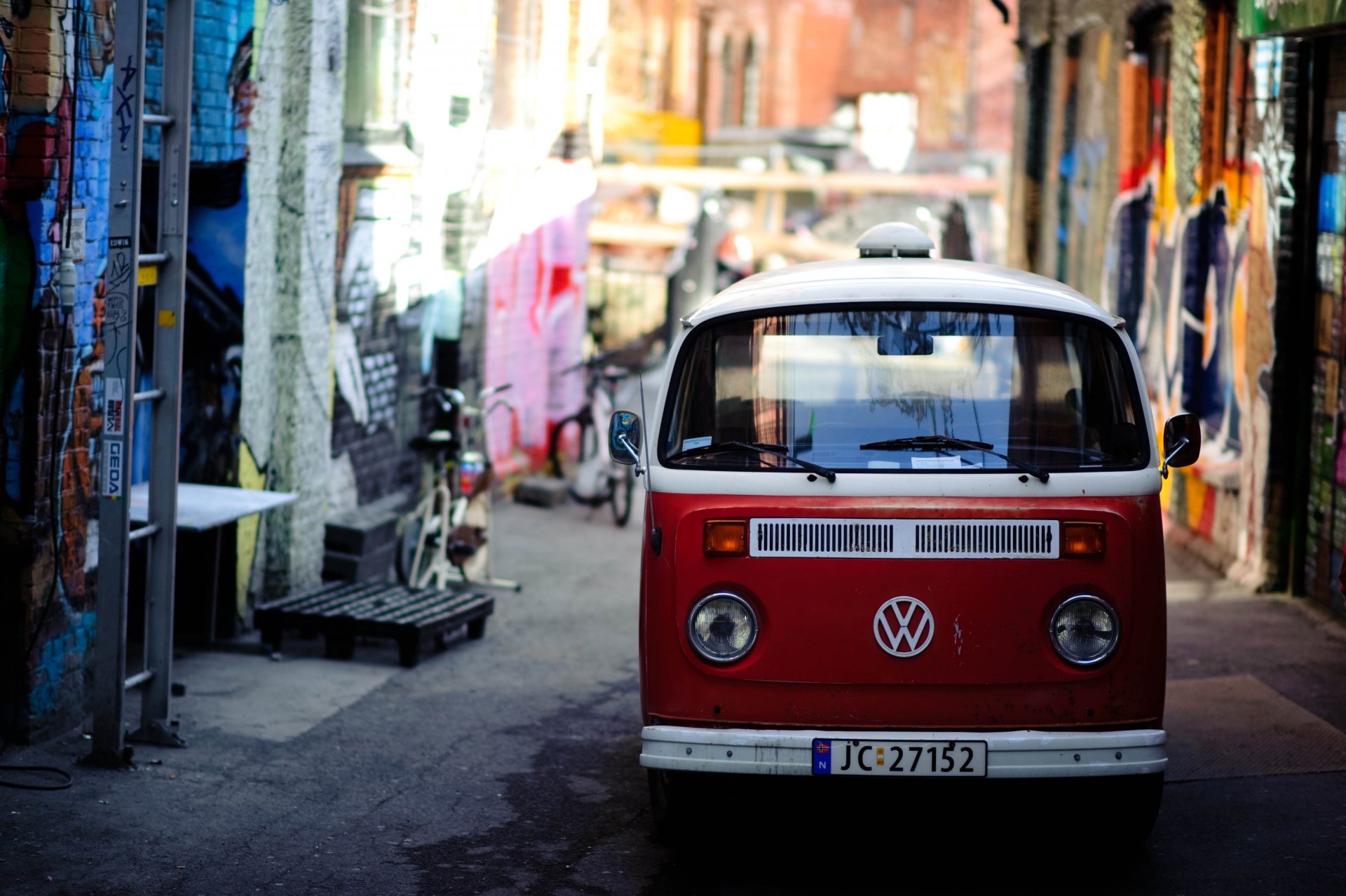 volkswagen miasto wąska ulica graffiti jasny czerwony van