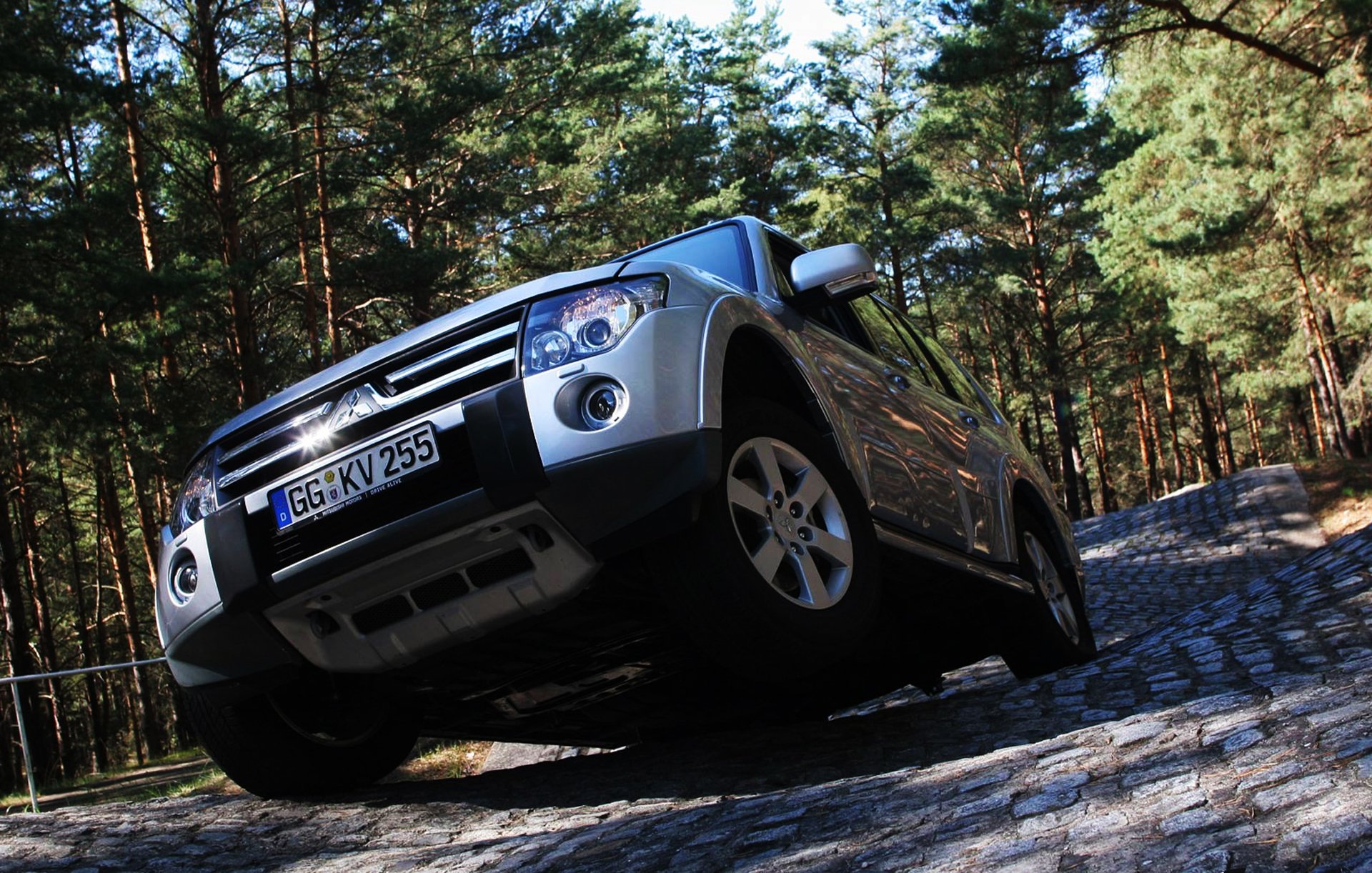 autos straße bäume jeep auto tapete mitsubishi pajero baum hügel autos 4x4