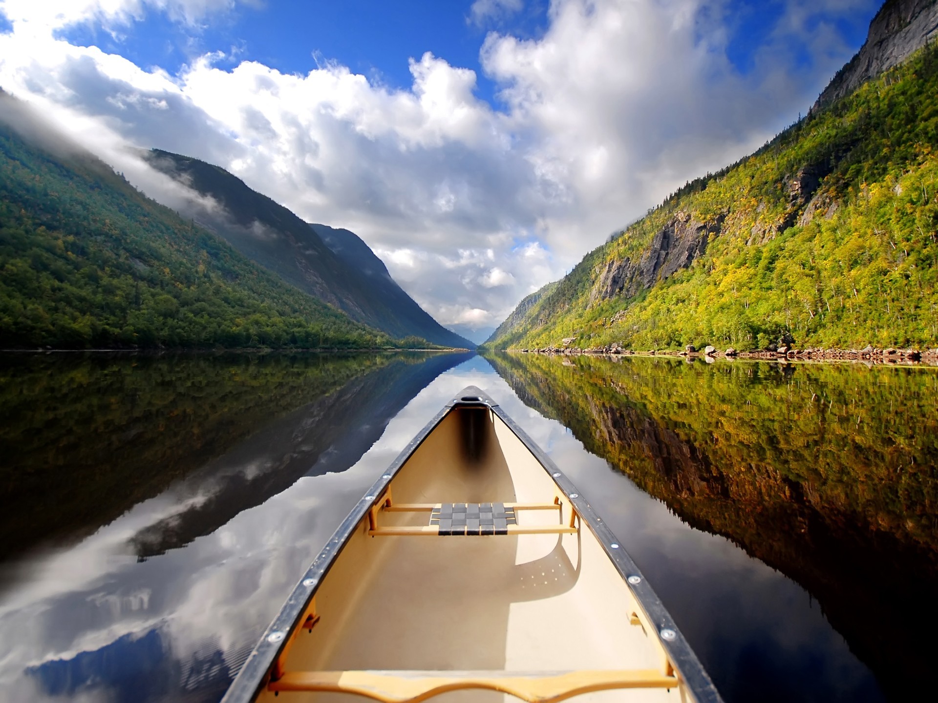 bateau montagnes ciel