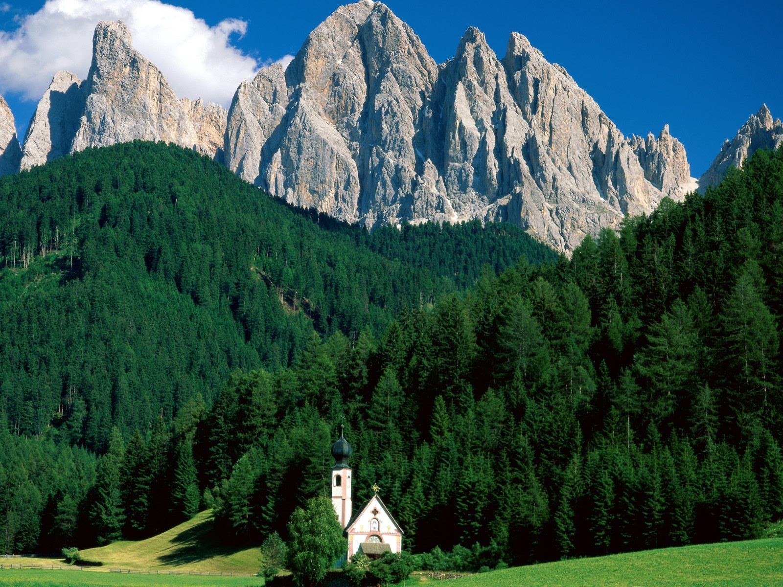 cappella cima foresta montagne