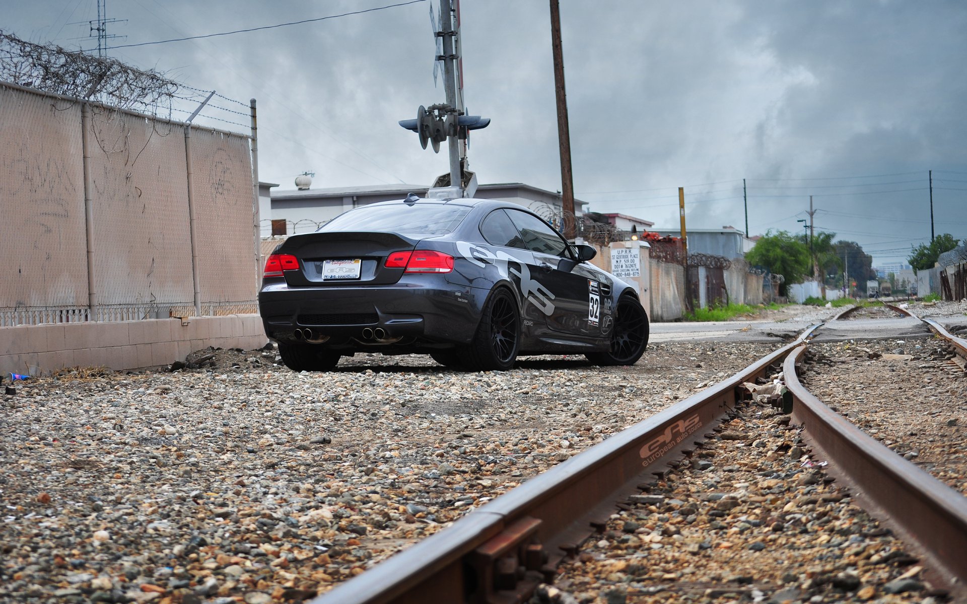 schienen bmw schubkarren eisenbahn wege wand steine schotter himmel umzug säulen