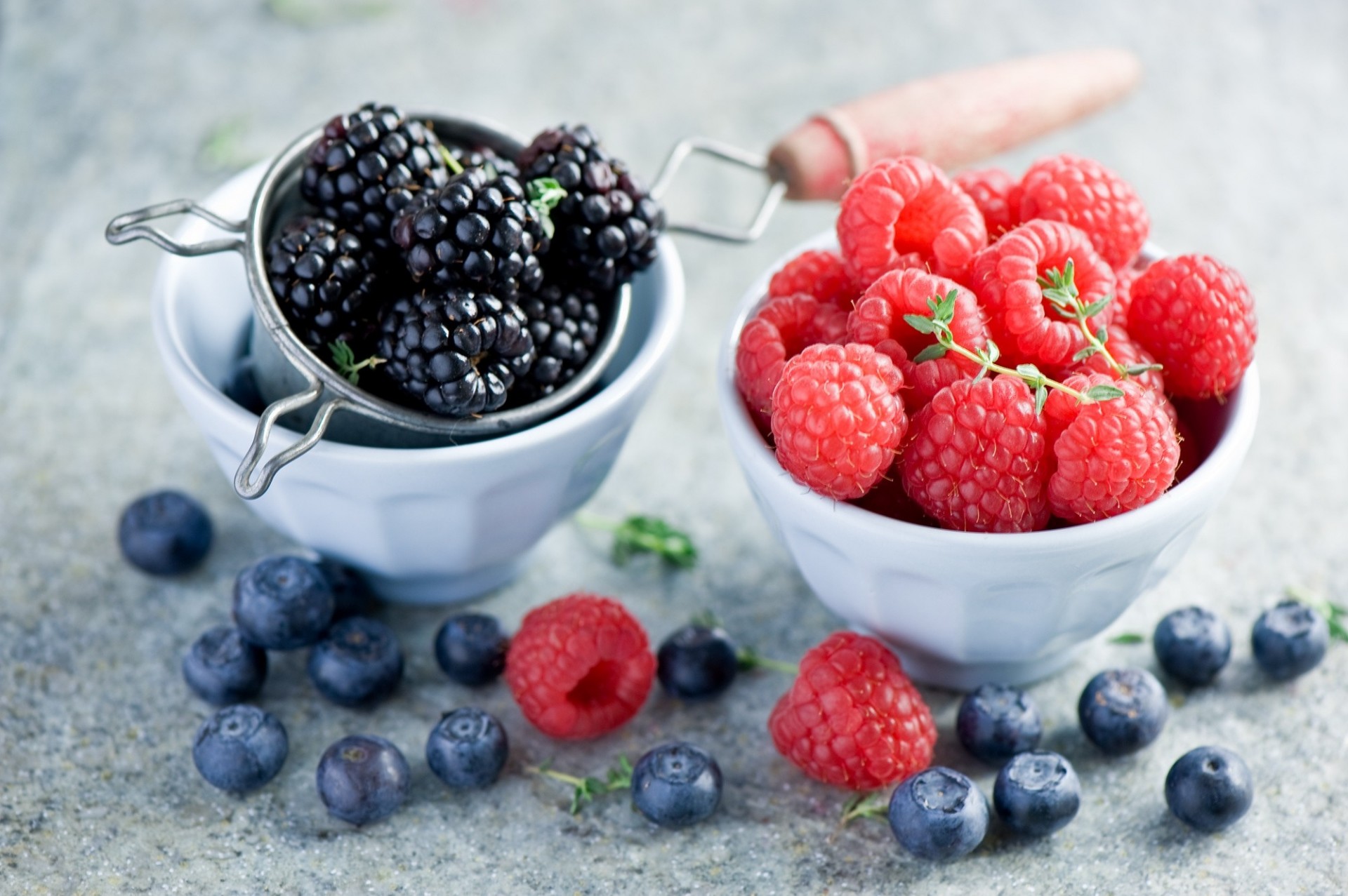 cama bayas moras frambuesas arándanos