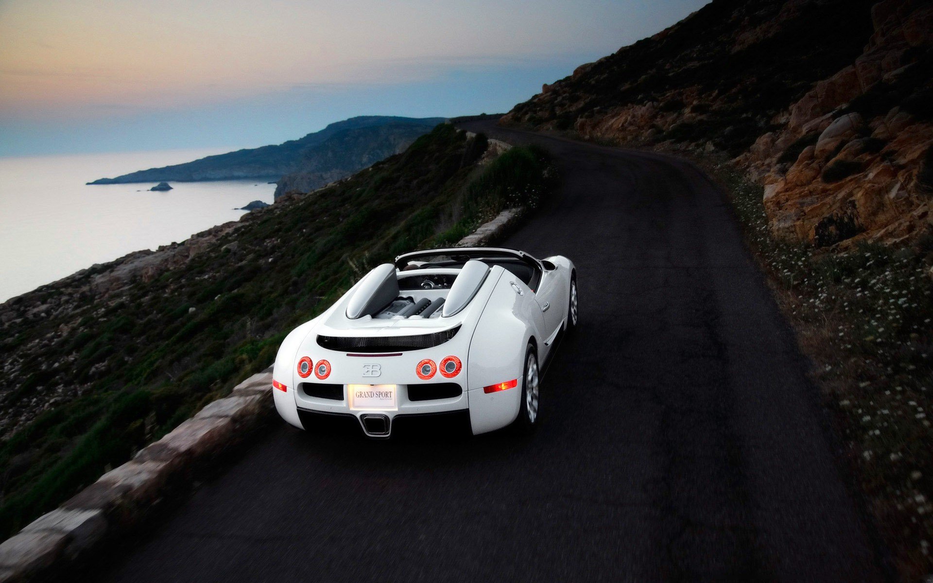 mur automatique bugatti route mer eau avec des machines