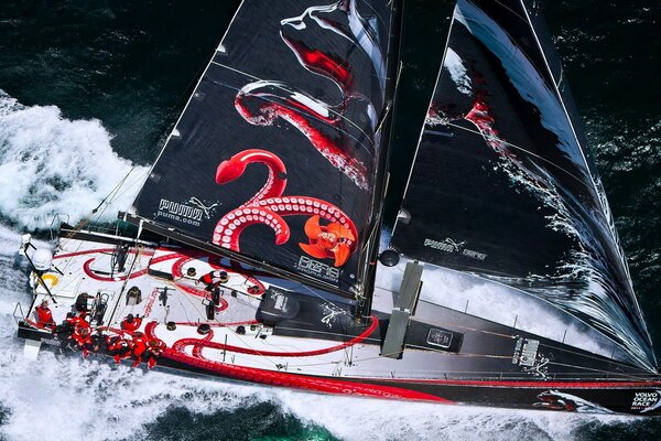 Yacht de l équipe Puma dans le tour du monde